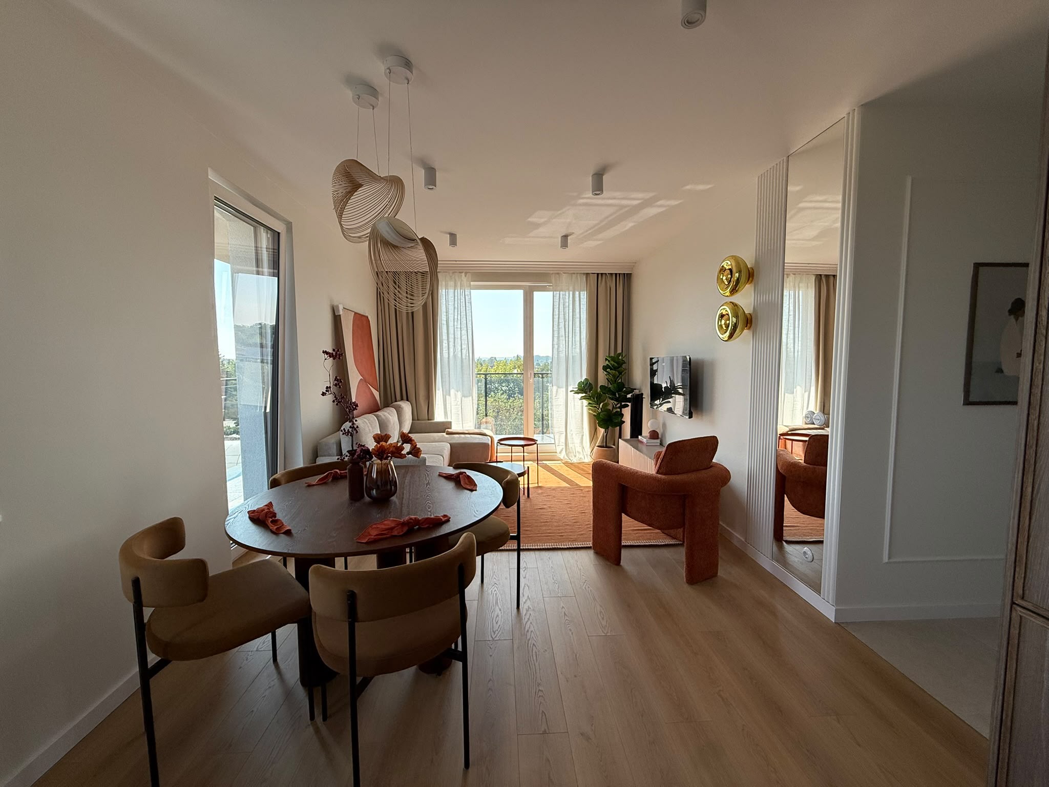 Salon w mieszkaniu gotowym do zamieszkania